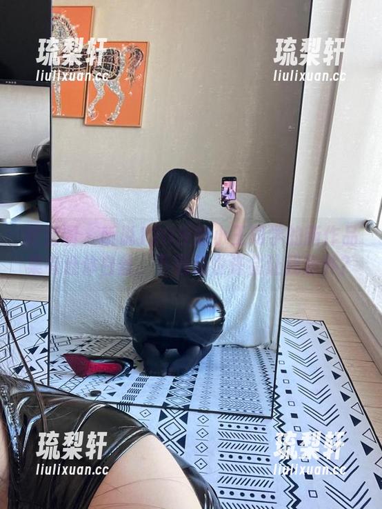 120斤的小王同学 微密圈 - 听说120斤的小王同学的新作品集有连体白丝,下载后也许会让我意外?