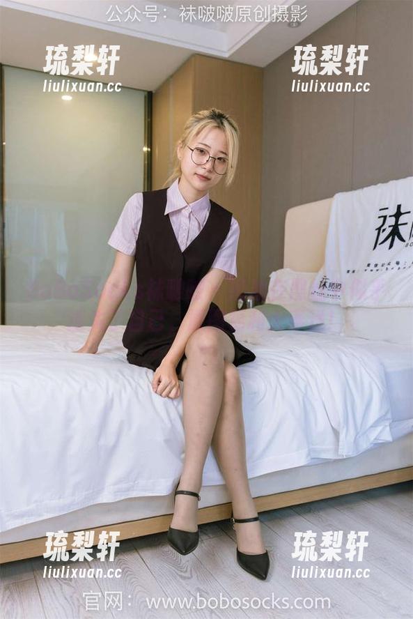 BoBoSocks袜啵啵-奶油 BoBoSocks袜啵啵 - 奶油在黑丝中似乎迷失了自己,原图福利大奉送!