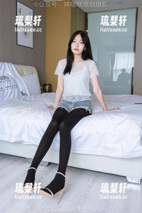 BoBoSocks袜啵啵-小甜豆 BoBoSocks袜啵啵 - 冷冷的凉鞋与热乎的小甜豆,私房图集里的夏日尴尬!