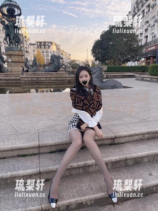 微密圈 - 原图直播中，分享一下July芝岚的玉足自拍，完完全全让我下不了手。