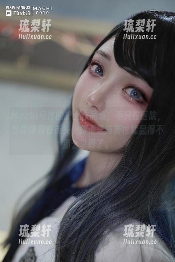 Machi马吉 Machi马吉的护士作品集,不只在医院,时而像是在街头,即便是药箱也就显得不那么单调了。