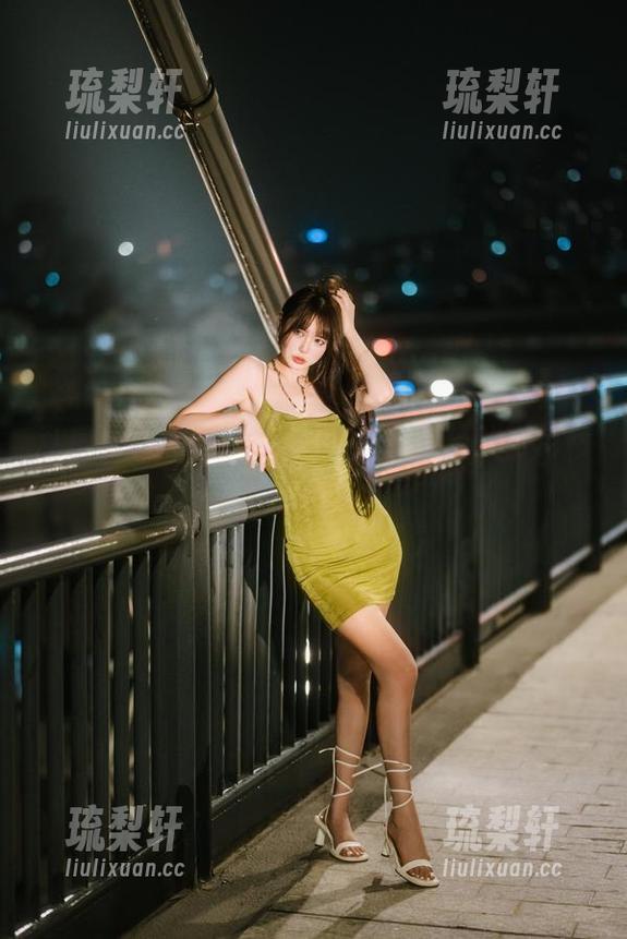 私房猫女友现身！Tina很妖孽呀的粉色吊带袜冒险记。