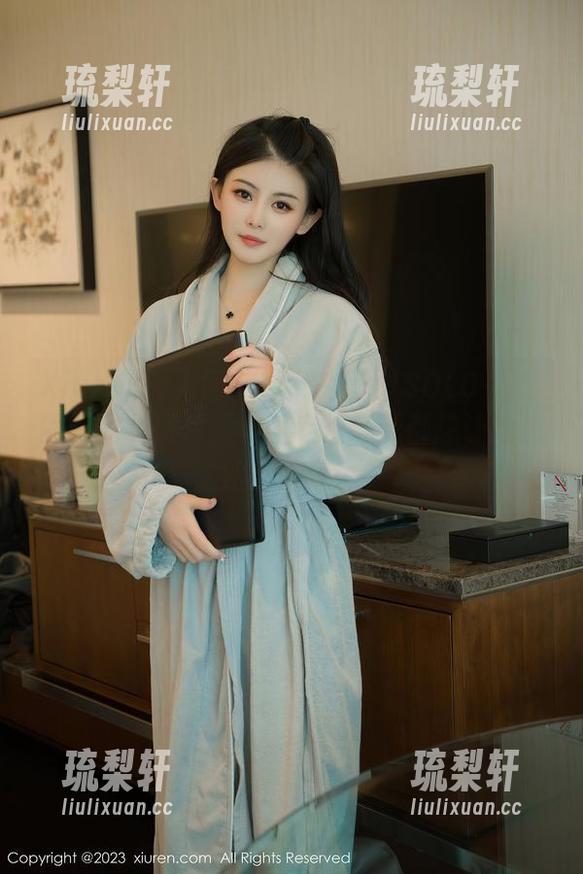 Xiuren秀人网 - 福利来了！SOLO-尹菲的职业装图片，难怪老板每天都想让她加班，哈哈。