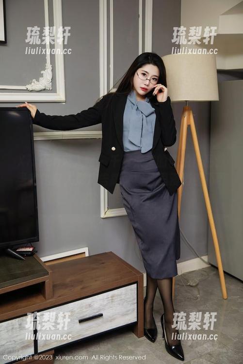 Xiuren秀人网 - 千夜未来的自拍作品：当我化身人形广告牌，图片里漫游着不可思议的表情包。