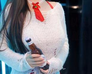 Xiuren秀人网 – 草莓mm以及她的美足写真，似乎在暗示着——脚趾尖也有大能量哦。
