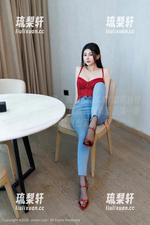 Xiuren秀人网-陈雅漫VICKY Xiuren秀人网 - 陈雅漫VICKY的黑丝好像又深藏了什么,原图在网海里游荡…更新就快出了!