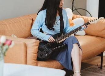 看凉凉子rioko的七夕作品，图片中的月球女友太迷人了。