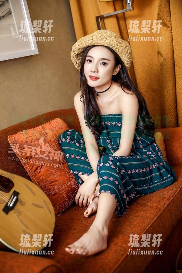 头条女神-刘瑾希 头条女神 - 注意!刘瑾希新发的最新套图,御姐花与蛇cici版,挑逗着你我的视线,勇敢来围观!