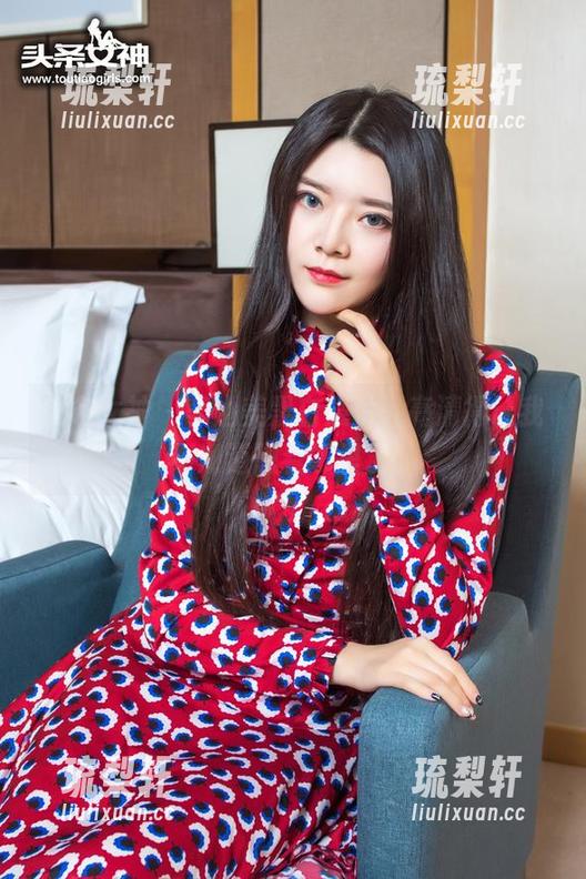 头条女神 - 李由美黑白照片，高清得让我不知道想看哪里了。