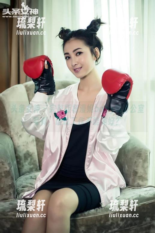 头条女神-杨漫妮baby 头条女神 - 完整版杨漫妮baby的办公室写真,谁说工作不能美好?