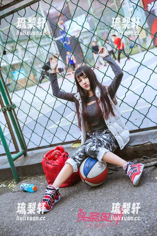 头条女神-林依依 头条女神 - 来来来,林依依泳装在这里,没错,免费套图不含糊!