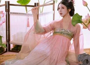 与光无关，奶桃桃的护士写真，竟有种说不出的亲切。