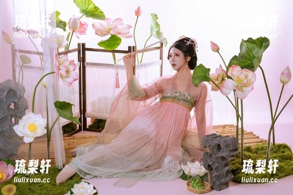 奶桃桃 与光无关,奶桃桃的护士写真,竟有种说不出的亲切。