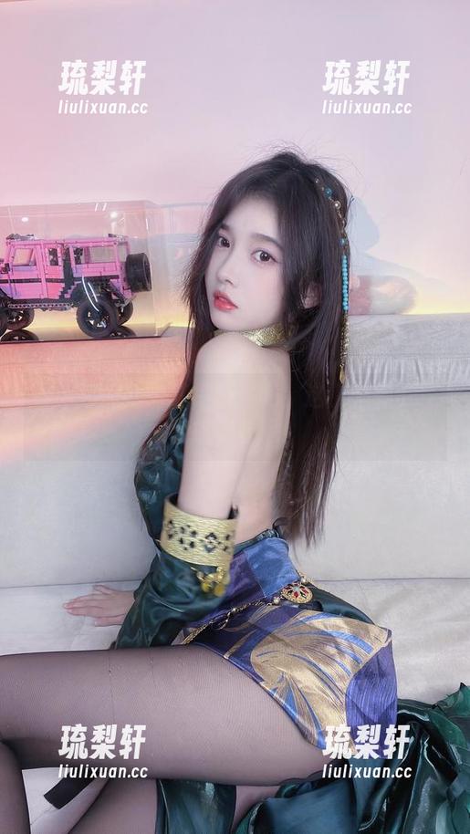 小小奶瓶儿的红裙新风尚！这小姑娘可真会挑资源呢！