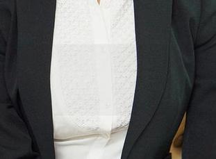 尤果网 – 看着琳丽穿水手服，倒像是为这海风做了个姿态！