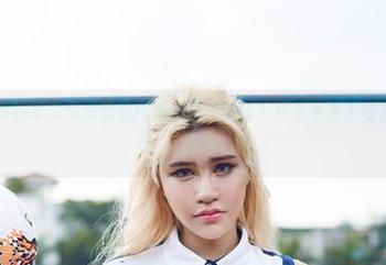 尤物馆 – 油亮的写真集难道是用油漆刷过的吗？快来看夏小秋秋秋的‘光滑’资源！