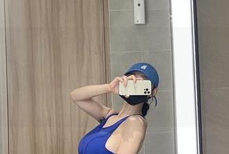 微密圈 – 左公子666的空乘女友居家趣事分享，原图更新！看她如何在沙发上优雅又慵懒