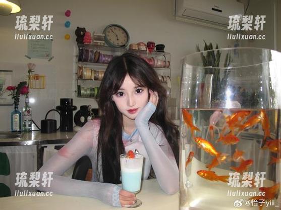 怡子yiii 这组私房泳装原图,谁能想到怡子yiii能把沙滩日常变成艺术呢?