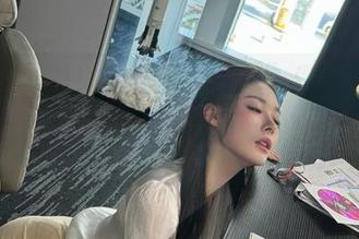 微密圈 – 是小逗逗的“裸足”作品集，分享一点小心思，透出的是那种轻松的气息。