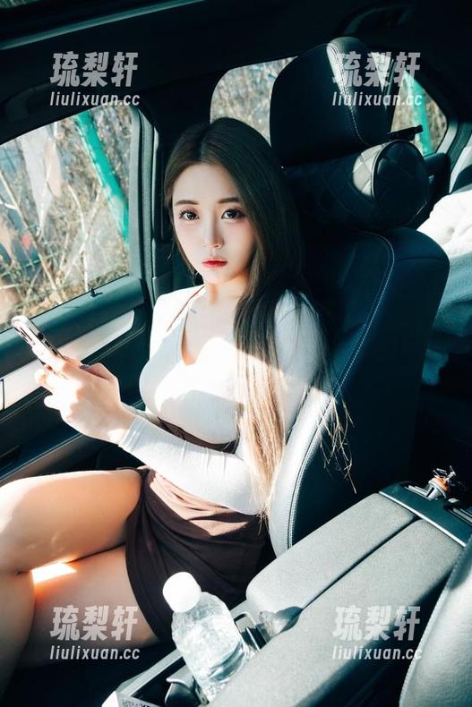“迷人的角度加上妹妹般的姿态，我自问能否抵挡普美(bomi)的写真图包？”反正我不行～