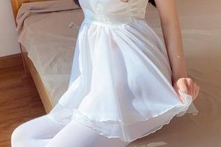 柴系小乖引领运动服潮流，没想到可以塞进一堆霓虹灯的原图作品！
