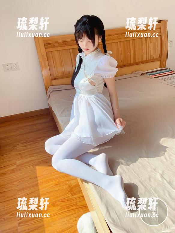 柴系小乖 柴系小乖引领运动服潮流,没想到可以塞进一堆霓虹灯的原图作品!