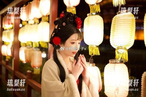 桃墨公子 得了,最新的“桃墨公子”毛衣作品里,又要捡起心事了。