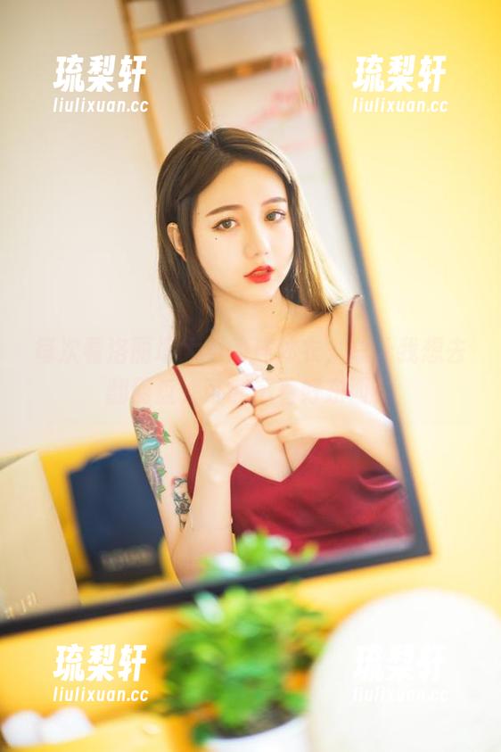 每次看洛丽塔大哥的连体衣，总让我想去翻网盘，可能藏着好东西！