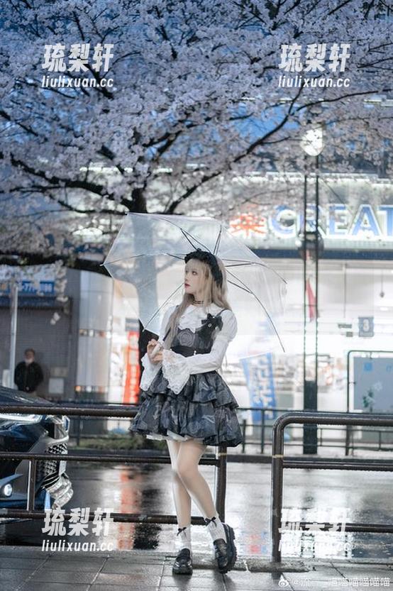私拍游泳趴，流一_喵喵喵喵喵喵的泳衣资源，水里倒影里的美好想象？
