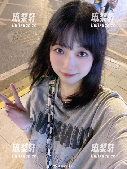 来看看炸酱沐沐妹妹的私拍精品，图片里的欢乐事儿！