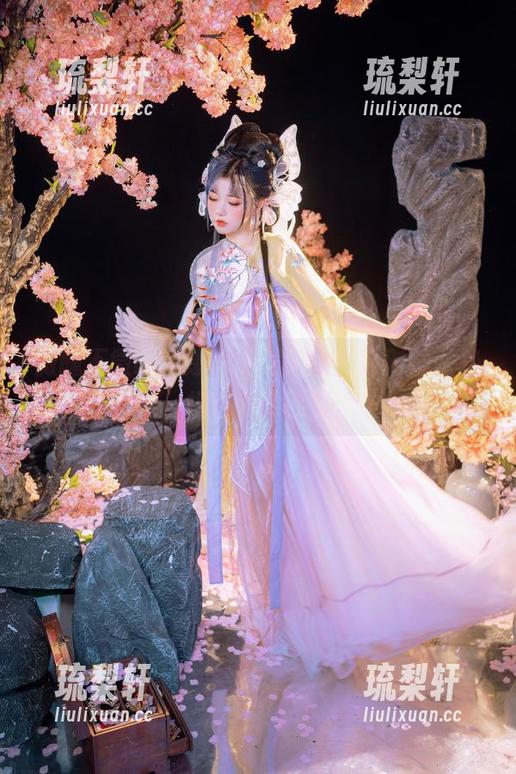 微醺不微醺，爆机少女喵小吉面对镜头轻松自如的原图