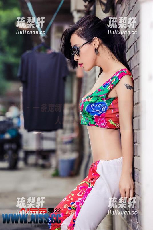 爱丝-欣杨 爱丝 - 一条定制长腿的视觉狂想,欣杨让人瞠目结舌。