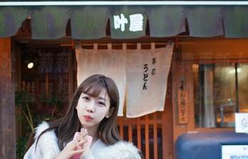 爱蜜社 – 莉莉Lily的空姐写真更新上线，洋溢着想要请她喝饮料的冲动！