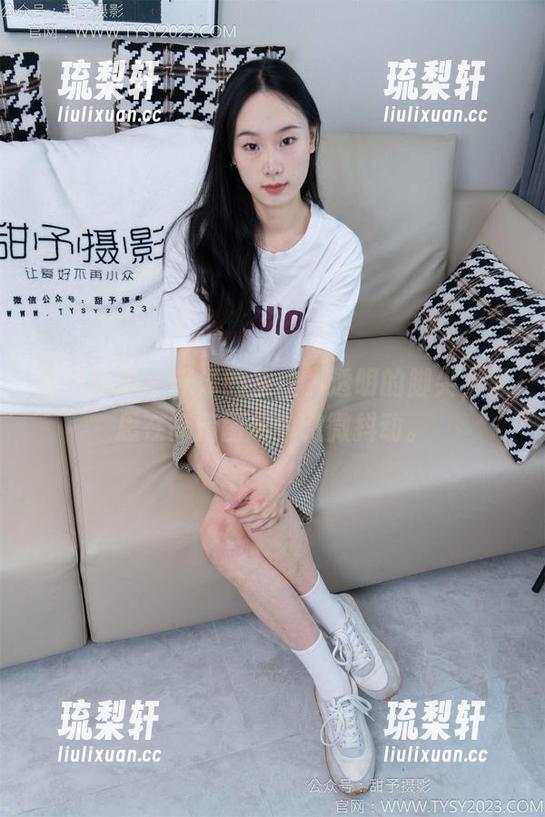 甜予摄影-思思 甜予摄影 - 光泽的灰丝,透明的脚尖,思思在高清图册中微微抖动。