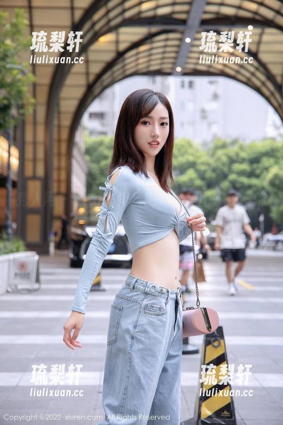 秀人网 - Egg尤妮丝的户外美图，连树都想悄悄来看！