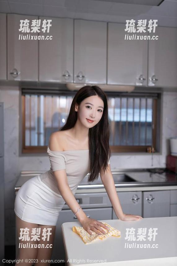 秀人网 - Yomi悠蜜的新审美：黑丝加持，高清美图，感觉就像得到了人生指导手册？