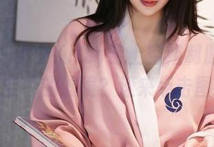秀人网 – 小夕Kitty穿上空姐制服，这难道是空中的滤镜？速来点击图包！