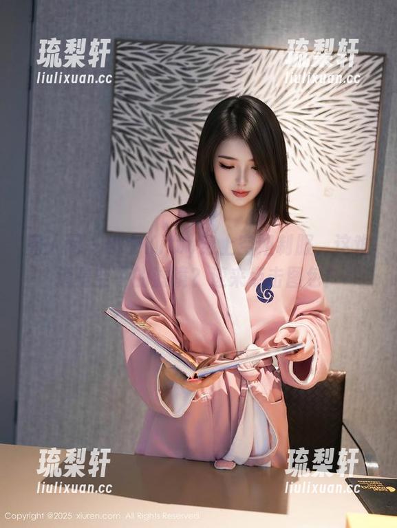 秀人网-小夕Kitty 秀人网 - 小夕Kitty穿上空姐制服,这难道是空中的滤镜?速来点击图包!