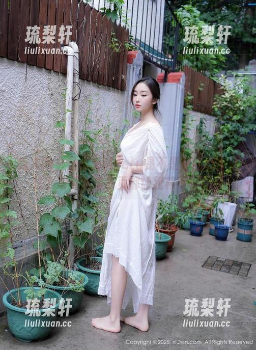 秀人网 - 星小兔Meetu是不是穿白丝有魔法？写真集每一页都让我移不开眼哦