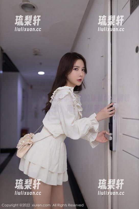 秀人网 - 谁能想到李金金的泳装也能解锁性感与优雅，简直双拼美图。