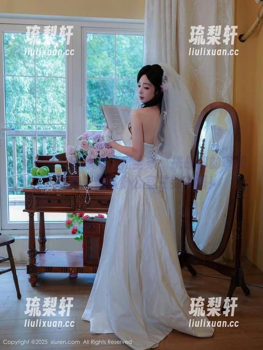 秀人网 - 田冰冰白裙全集：挑战你的审美，轻松把你从办公室拉到花海！