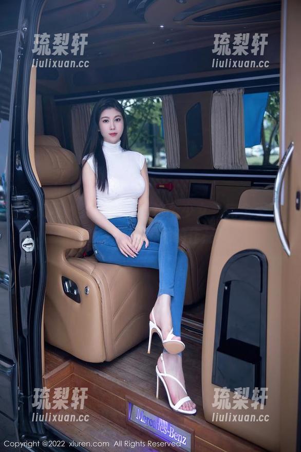 秀人网 - 麦田出击：这个少女，完全无圣光哦，快来看她的作品！