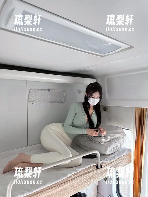 脸红Dearie 微密圈 - 往下看!脸红Dearie的福利写真里那令人生妒的腰臀比