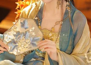 潮流与骚动的碰撞：苏嫣嫣阿姨的私拍合集裤里丝在发力