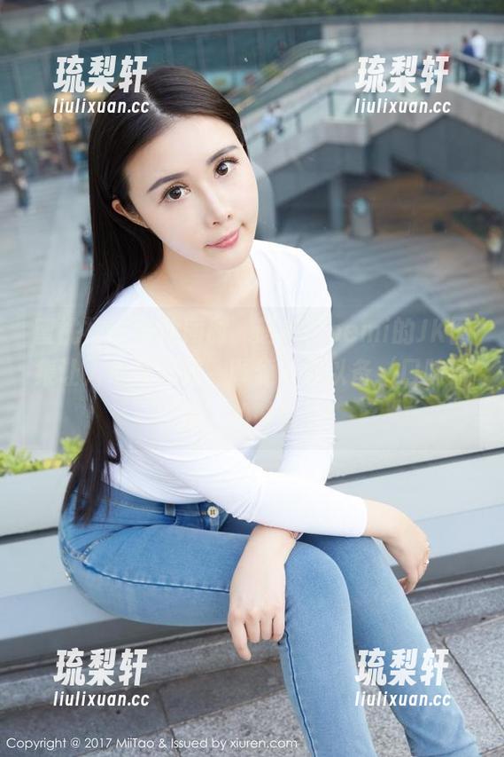 蜜桃社 - 与此同时，萌美Moemi的JK图集让人心花怒放，顺便下载以备‘口味清淡’的时候！