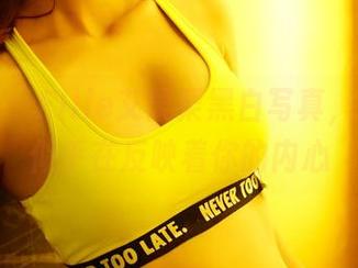 轰趴猫 – Ellie艾栗栗黑白写真，图包中似乎在反映着你的内心