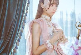 再也不只是在咖啡机旁闲聊，陆卿卿kyokyo的cos和写真打破办公室常规