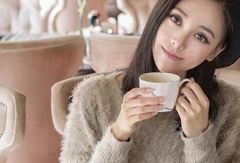 青豆客 – 易阳的裸足真好，顺便还有免费的图片，别犹豫！