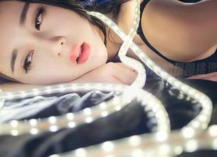 青豆客 – 在浴缸与现实之间，莫晓茜sunny的原图挑逗着我的思绪。
