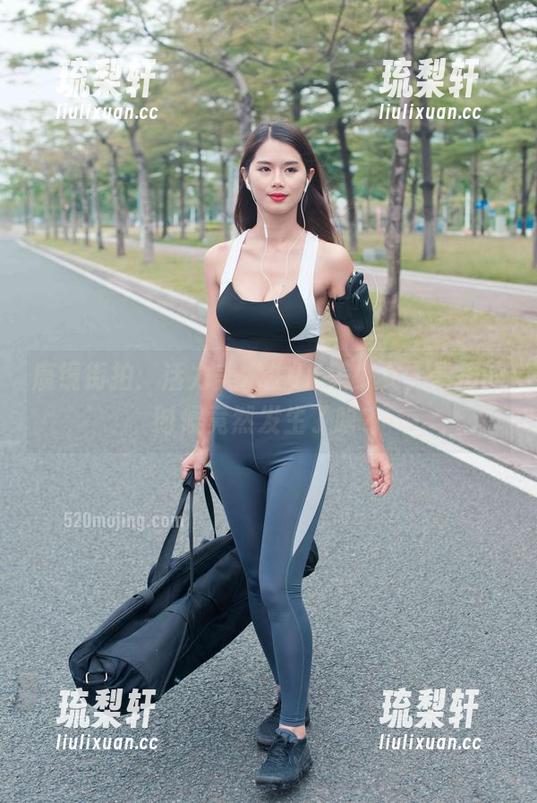 魔镜街拍 魔镜街拍:活力美术生JK美少女,素描的时候竟然发生了啥?
